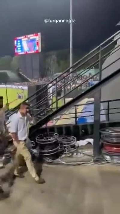 Gautam Gambhir flashing middle finger at crowd when chanted Kohli Kohli