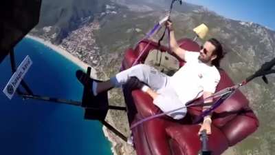 He doesn&rsquo;t have a parachute or even a safety line. Why?!?!!!??!???