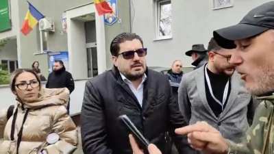 PROTEST! 17 persoane au protestat &icirc;n fața primăriei (din nou) &icirc;mpotriva sistematizării rutiere și eliberării trotuarelor de pe străzile lor din Sectorul 5!