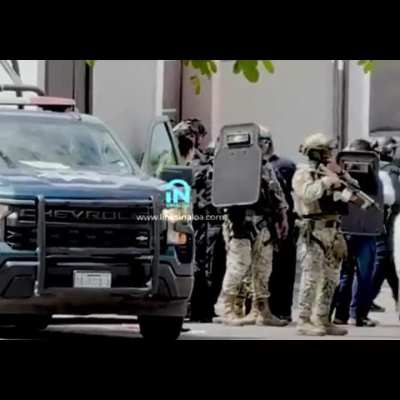 Members of the mexican army Special Forces Corps assigned as protection for the Sinaloa state police chief, General Oscar Renter&iacute;a, as he arrives to the scene where state police agents were attacked by cartel gunmen