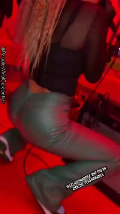 Little compilation about last night, focus on her peachy in leather