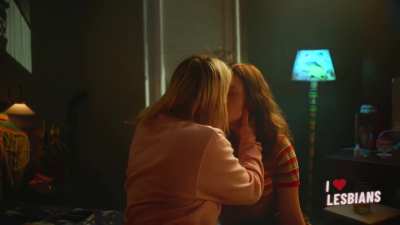 Ulrikke Falch & Amy Deasismont (Ligga - s01e02)