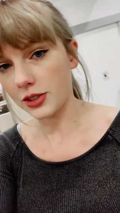 Taylor Swift's tits have me hard
