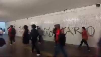 "Toma a&iacute; tua privatiza&ccedil;&atilde;o, ot&aacute;rio.", pixa&ccedil;&atilde;o no metr&ocirc; de BH. Cr&eacute;dito/fonte: @velosomov