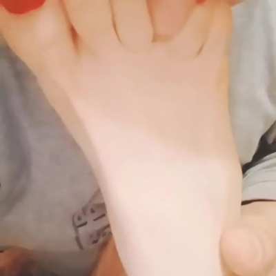 Catching the sweat between my toes 👃🏼🤭