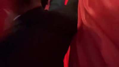 6月14日新西兰奥克兰街头。 中国总理李强的车队经过时，迎接李强到访的队伍和抗议李强到访的队伍发生激烈冲突。 期间，支持者试图用巨型国旗挡住抗议者的旗帜和标语。