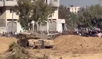 Palestinian residents flee north of gaza through IDF forces with white flags