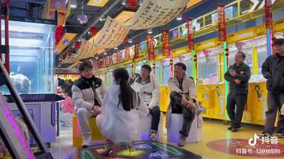 她和你的妈妈谁更可能是处女