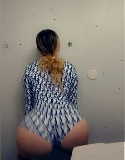 Hands on my knees shaking ass on my thot shit