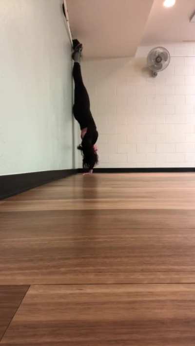 I&rsquo;ve never had someone lick my pussy while I&rsquo;m in a handstand but it&rsquo;s never too late ;) [F] 29