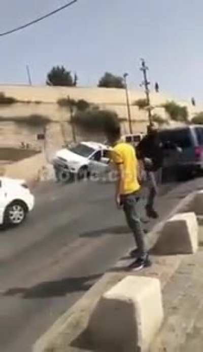 Israeli terrorist tries to ram his car into a crowd of Palestinians but fails miserably