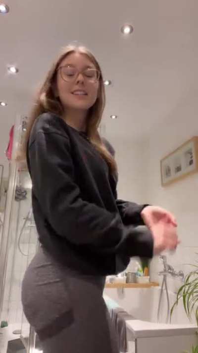 Emmi kris ass is so fucking massive 🥵🤤