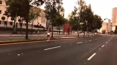 Andrea Escalona pagando apuesta