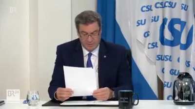 Söder liest Hassbotschaften vor, die er bekommen hat: