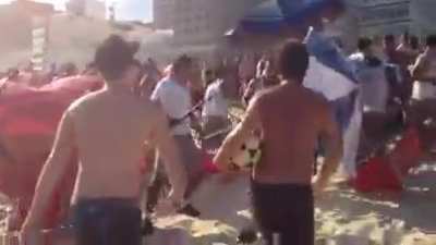 Popula&ccedil;&atilde;o indignada coloca a pol&iacute;cia pra correr no Leblon