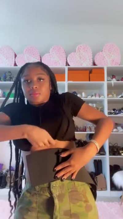 Is it me or she wearing no bra🧐
