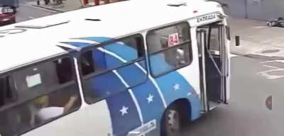 [LFO] Man focusing on his phone instead of traffic is killed by a bus.