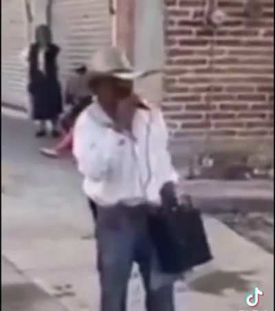 Señor mayor pidiendo multimedia explicita
