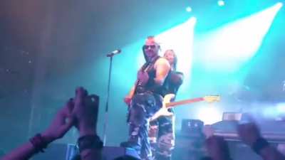 Cumva Joakim(de la trupa de rock suedeza Sabaton) canta haiduceasca?