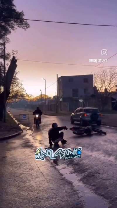 "salir a las 6am a grabar motos que se caen es mi pasi&oacute;n"
