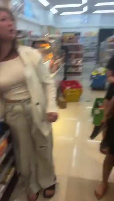 A woman with her friends got mad at another woman and they started using violence.