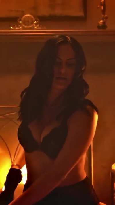 Camila Mendes