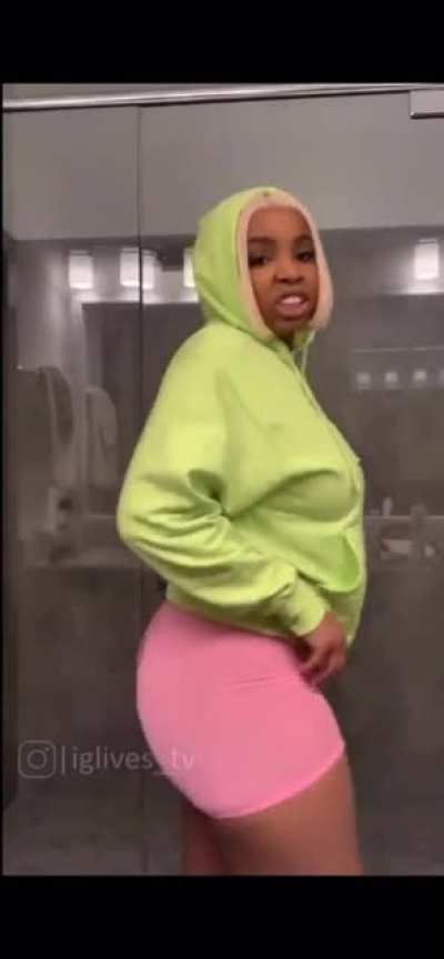 Throwback live but only the 🍑 parts