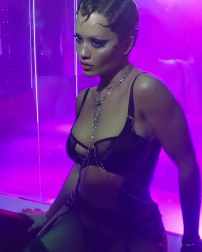 This look is so fucking hot