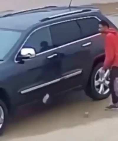 Eskiden ne g&uuml;zel Mercedes'lerin &ouml;n&uuml;ndeki logoları s&ouml;k&uuml;p &ccedil;alardık şimdi her şeyi dayanıklı yaptılar doğru d&uuml;zg&uuml;n bişi &ccedil;alamıyoruz amk.