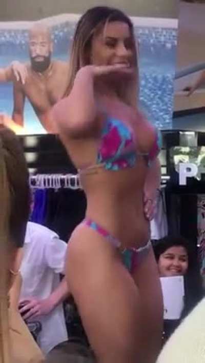 Deusa mostrando a melhor raba do mundo