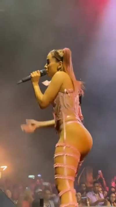 Anitta e sua bunda m&aacute;gica.