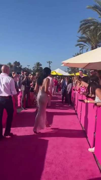 Look at Dua Lipa&acirc;s ass go!