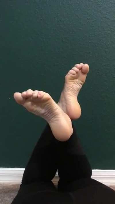 happy hump day! hope this gif helps you get through the rest of your day 😇😈