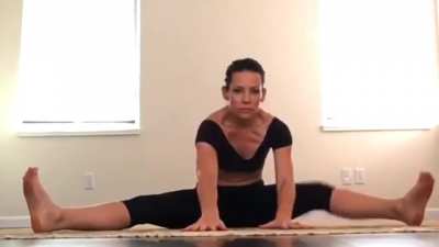Evangeline Lilly doing yoga.