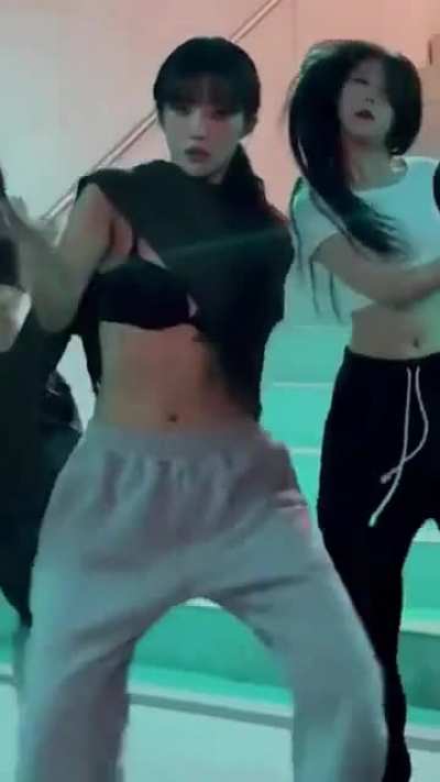 Soyeon black bra