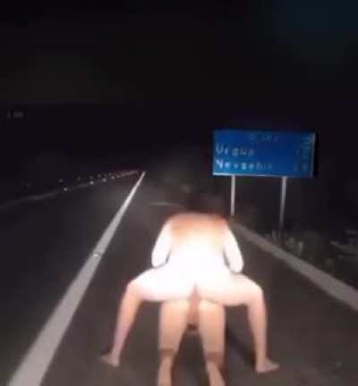 &Uuml;rg&uuml;p girişinde sikiş var toplanın gidiyoruz