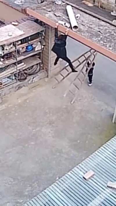 He became the hero of his mother by lifting the huge ladder.