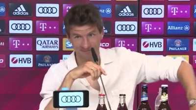 M&uuml;ller saying LewanGOALski, but everyone laughs