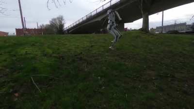 Робот Agility Robotics Digit взбирается на мокрые грязные склоны