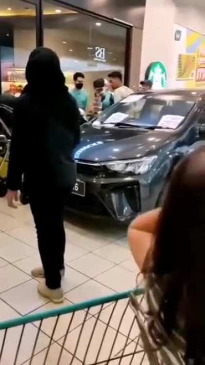Tiga ditahan serang pemandu ambulans. Tindakan tiga lelaki termasuk remaja menyerang pemandu ambulans yang sedang membawa pesakit wanita di sebuah pasar raya membawa padah apabila ditahan semalam.