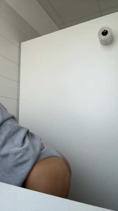 19, Twerkt auf einer &ouml;ffentlichen Toilette🤭
