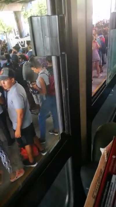 Que sentido tiene pedir el pase sanitario si antes o despues se juntan para hacer estás movilizaciones?