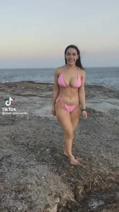 Leah.goes.wilde. big bouncing tits