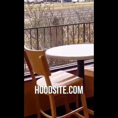 Naked Woman Tries Getting Inside a Restaurant and Starts Screaming