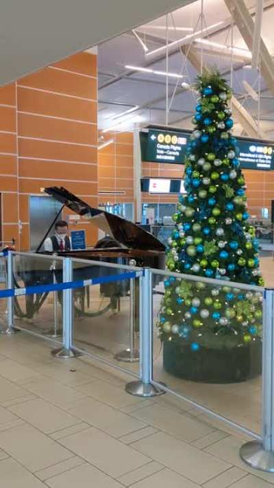 An absolutely incredible rendition of Linkin Park's "In The End," spontaneously performed by an Air Canada Jazz employee at YVR today.