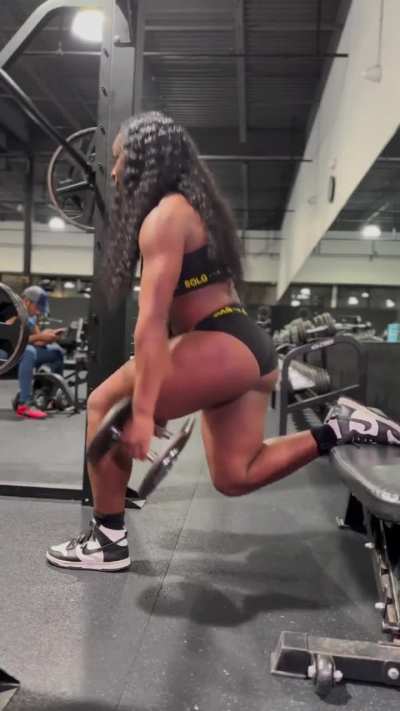 Monday motivation 💪🏾 start your week off in the gym 🏋🏾&zwj;♀️ Outfit- @solg_w  #gymmotivation #fitnessmotivation #weightlifting #bodybuilding #powerlifter #mondaymotivation #workoutmotivation #workoutroutine