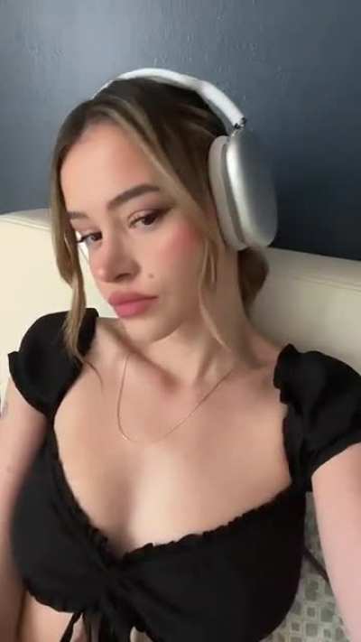 headphone hottie