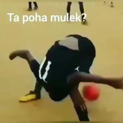 quem é Ronaldinho perto desse monstro