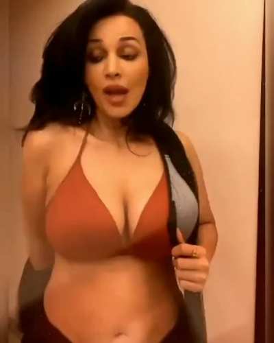 When bhabhi starts stripping for me 🤤