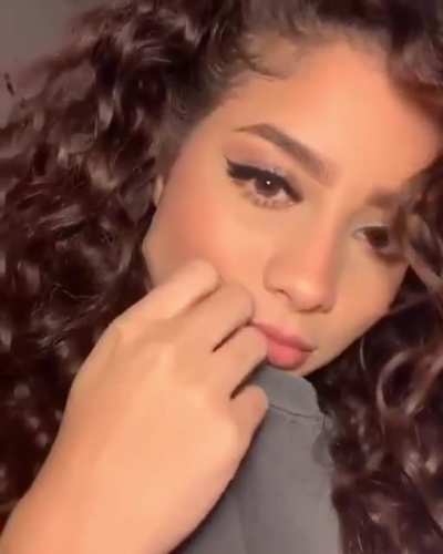 Olm efsane bir hatun lan şuna bir el atın